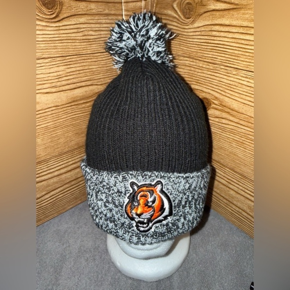🪩New Era NFL Cincinnati Bengals Black White Knit Cuffed Pom Hat
